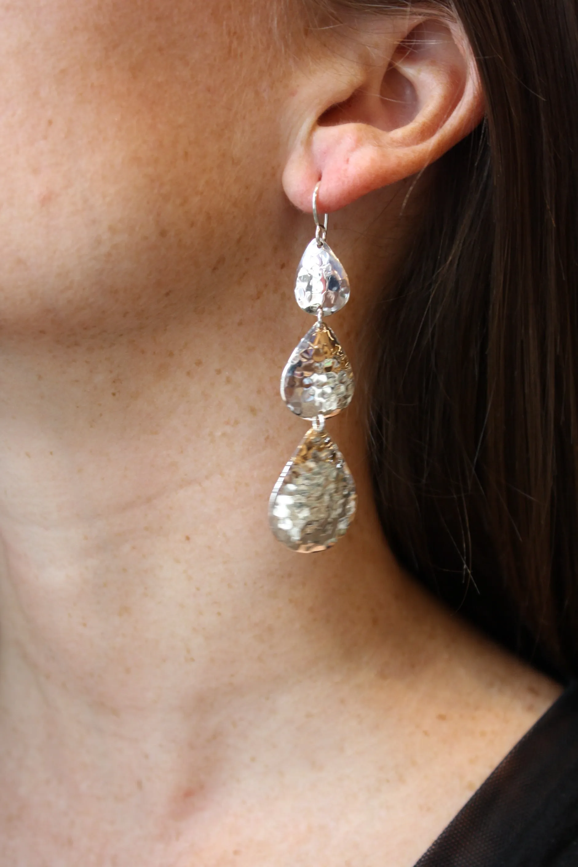 MM M1-2459 11 TRIPLE HAMMERED TEAR DROP EARRINGS